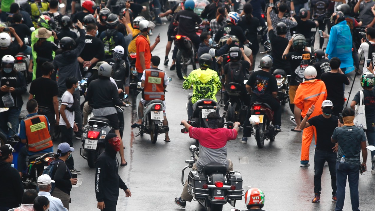 "ม็อบ 25 กรกฎา" ยุติชุมนุม หลังอ่าน บทกวี 14 ตุลา ของ "วิสา คัญทัพ"