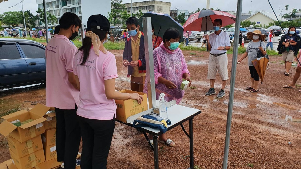 กางร่มรอซื้อ "ฟ้าทะลายโจร" วอนรพ.เจ้าพระยาอภัยภูเบศร เพิ่มปริมาณขาย 