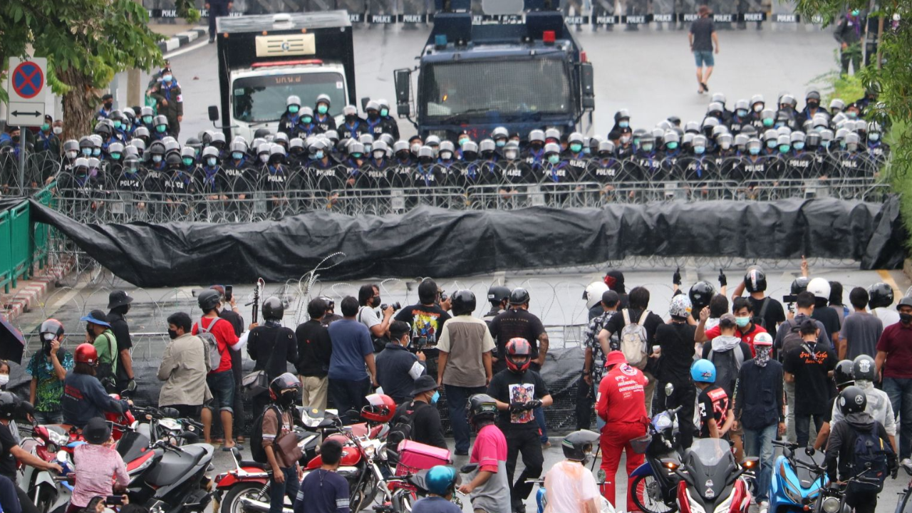 "ไผ่" นำม็อบ ออกจากอนุสาวรีย์ชัยฯ เจอ ตร.ตั้งด่านสกัด เตือน ยุติชุมนุม (คลิป)