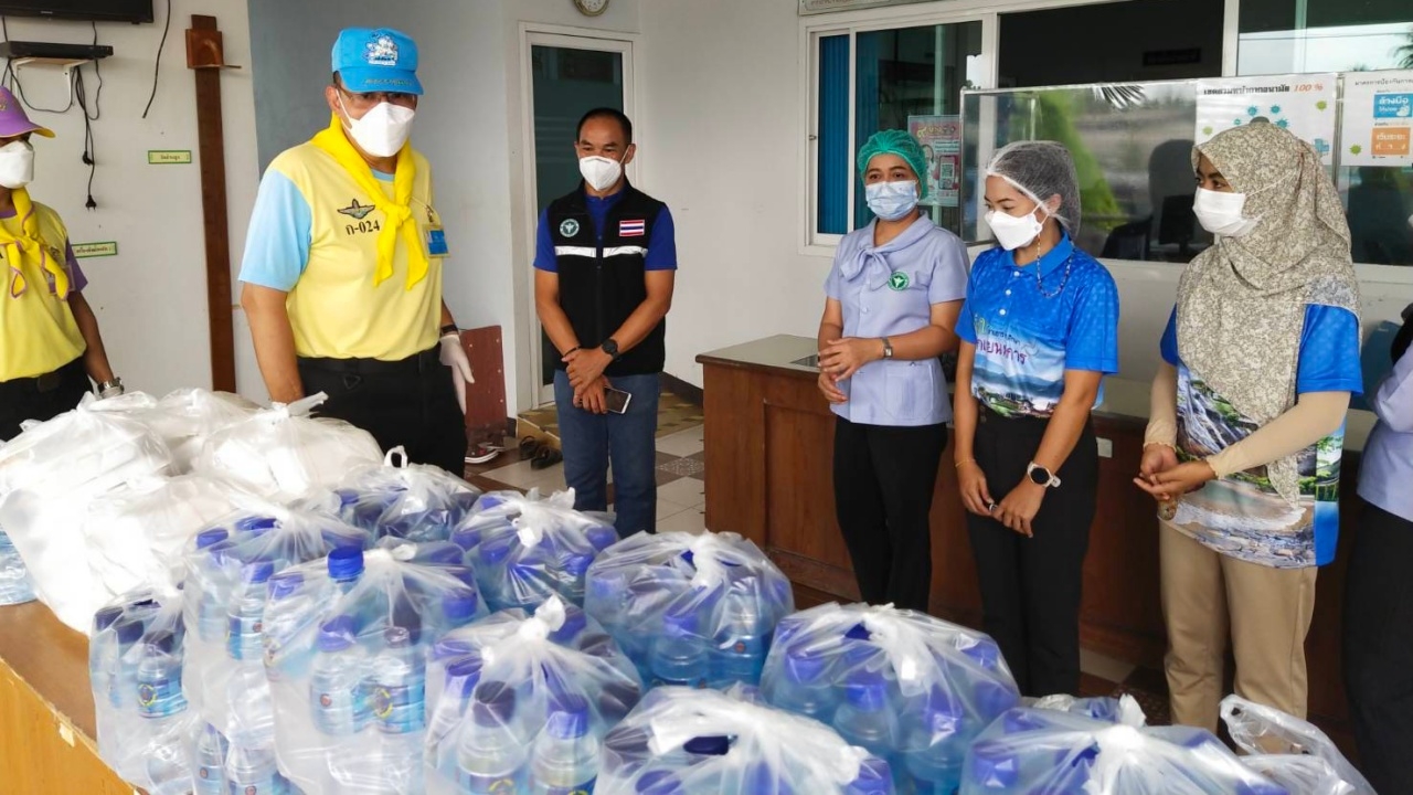 ผบ.นพค.41 มอบสิ่งของและให้กำลังใจบุคลากรทางการแพทย์ ช่วยผู้ป่วยโควิด