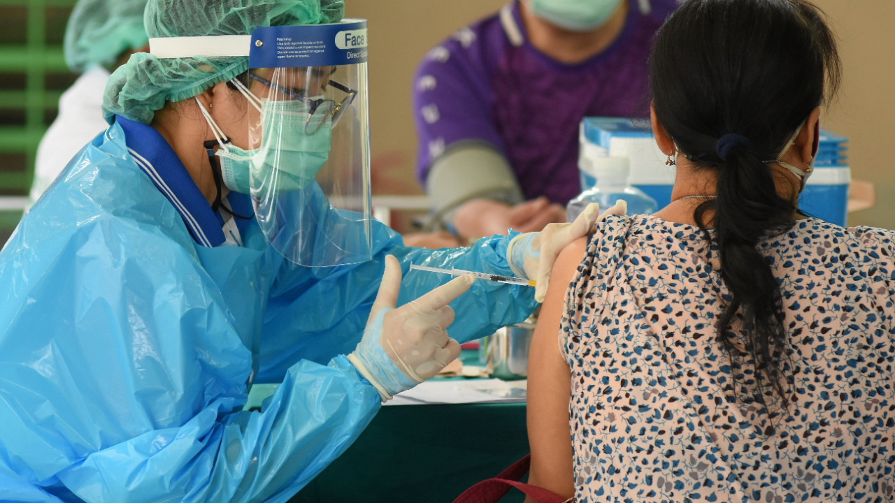 ศบค. ย้ำ ไฟเซอร์ลอตแรกฉีดให้ 4 กลุ่ม วันนี้ยอดวัคซีนสะสม 15.3 ล้านโดส