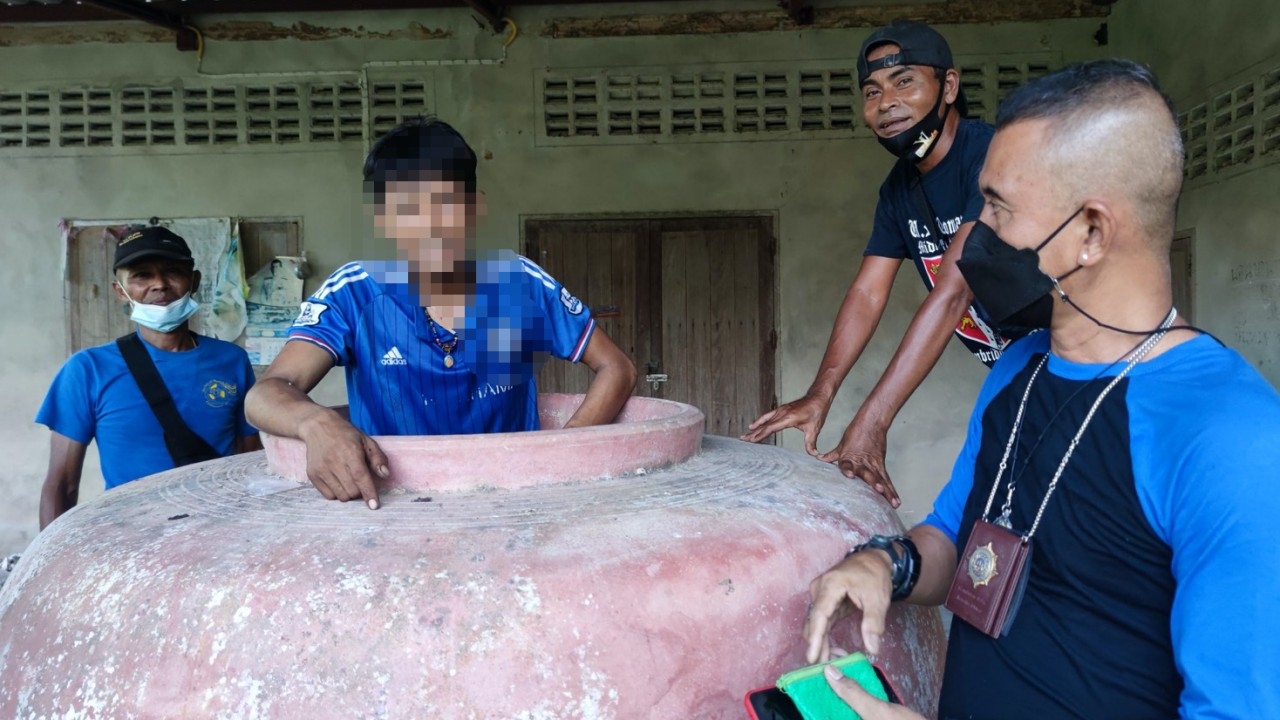 พ่อค้ายาหนีคอมมานโด ลงไปหลบในโอ่งแบบ "บ้านผีปอบ" จนท.รู้ โผล่ไปจ๊ะเอ๋ (คลิป)