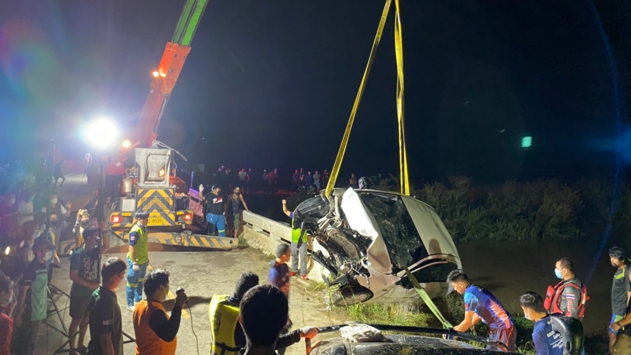 ตำรวจ สภ.แม่สาย ขับเก๋งชนสะพาน รถพุ่งตกคลอง ตายสยองยกคัน 3 ศพ