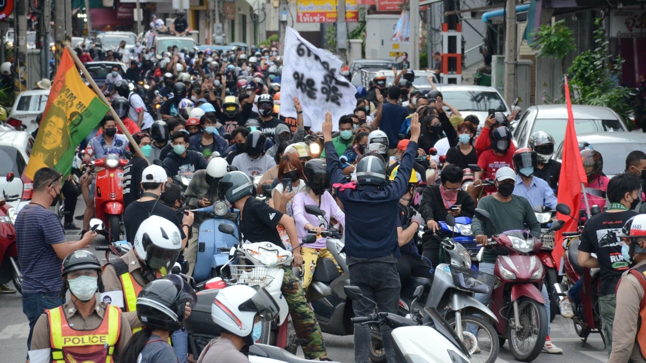 บีบแตรไล่ "บิ๊กตู่" คนโคราชรวมพลังคาร์ม็อบ "ประยุทธ์ ออกไป" ดังกระหึ่ม