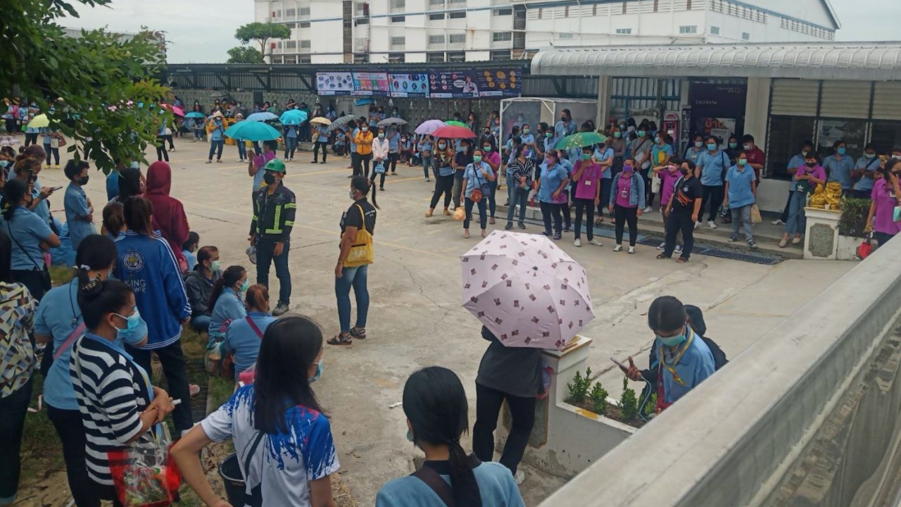 สาวฉันทนารวมตัวขอหยุด 14 วัน หลังโรงงานย่านบางเสาธงติดโควิดกว่า 400 คน