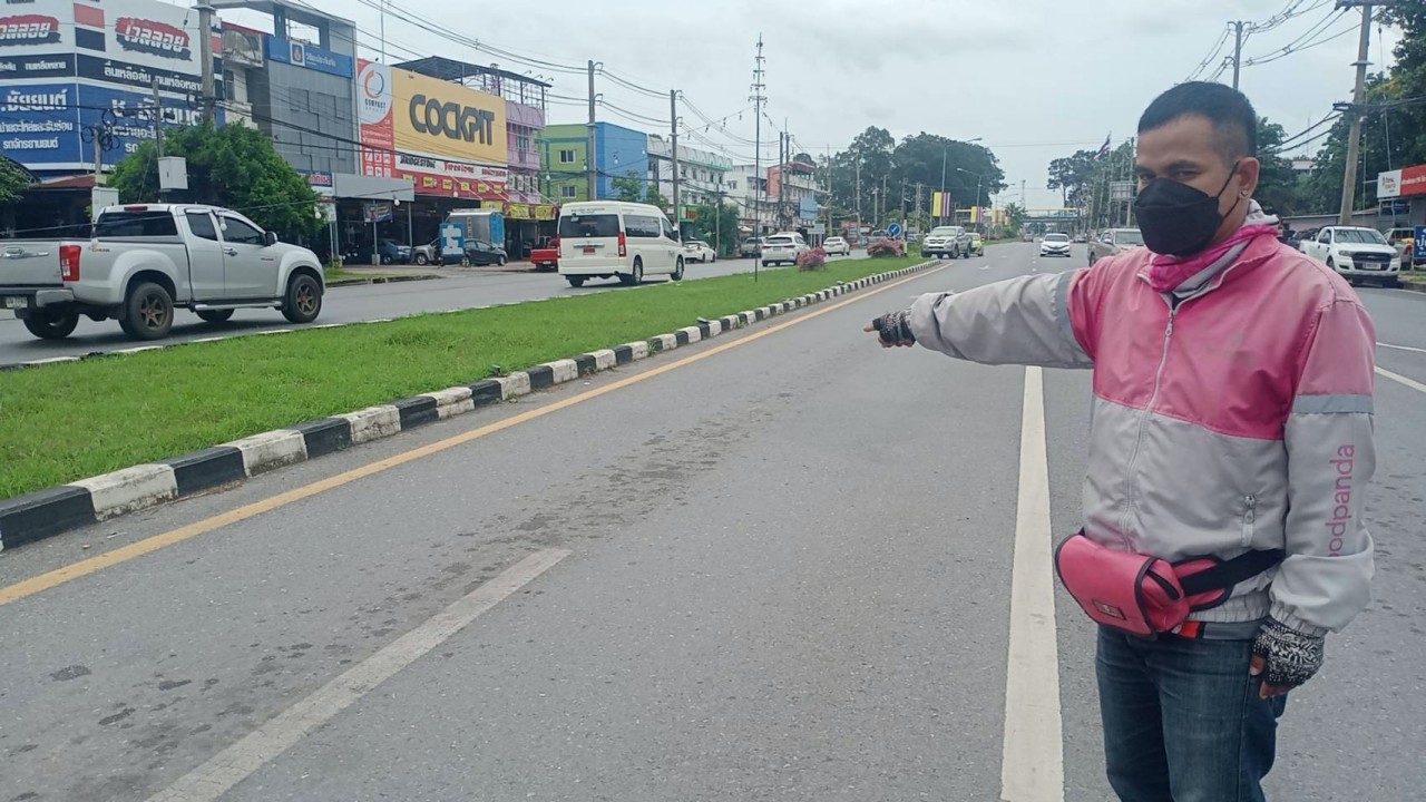 นับถือหัวใจหนุ่มฟู้ดแพนด้า ช่วยเป็ด 5 ตัวข้ามถนนที่นครนายก สงสารกลัวรถชน (คลิป)