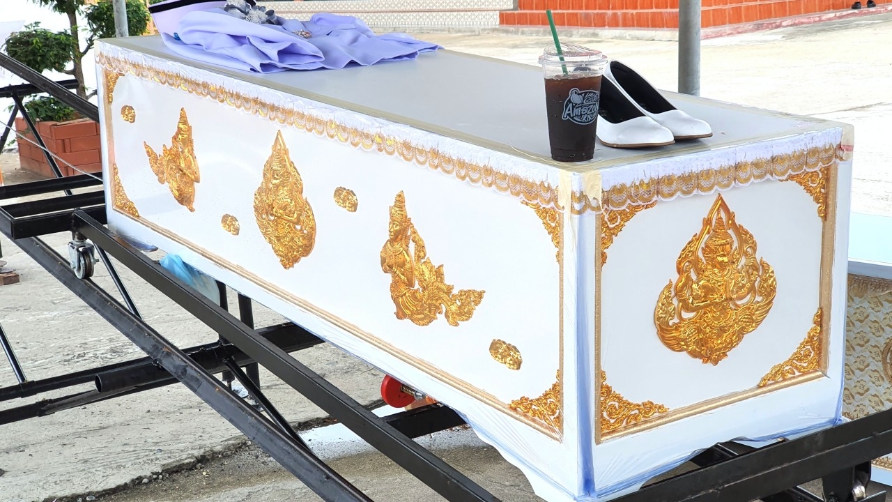 อาลัยนางฟ้าชุดขาว ฌาปนกิจพยาบาลติดโควิดดับ แฟนหนุ่มทำใจไม่ได้ร่ำไห้หนัก