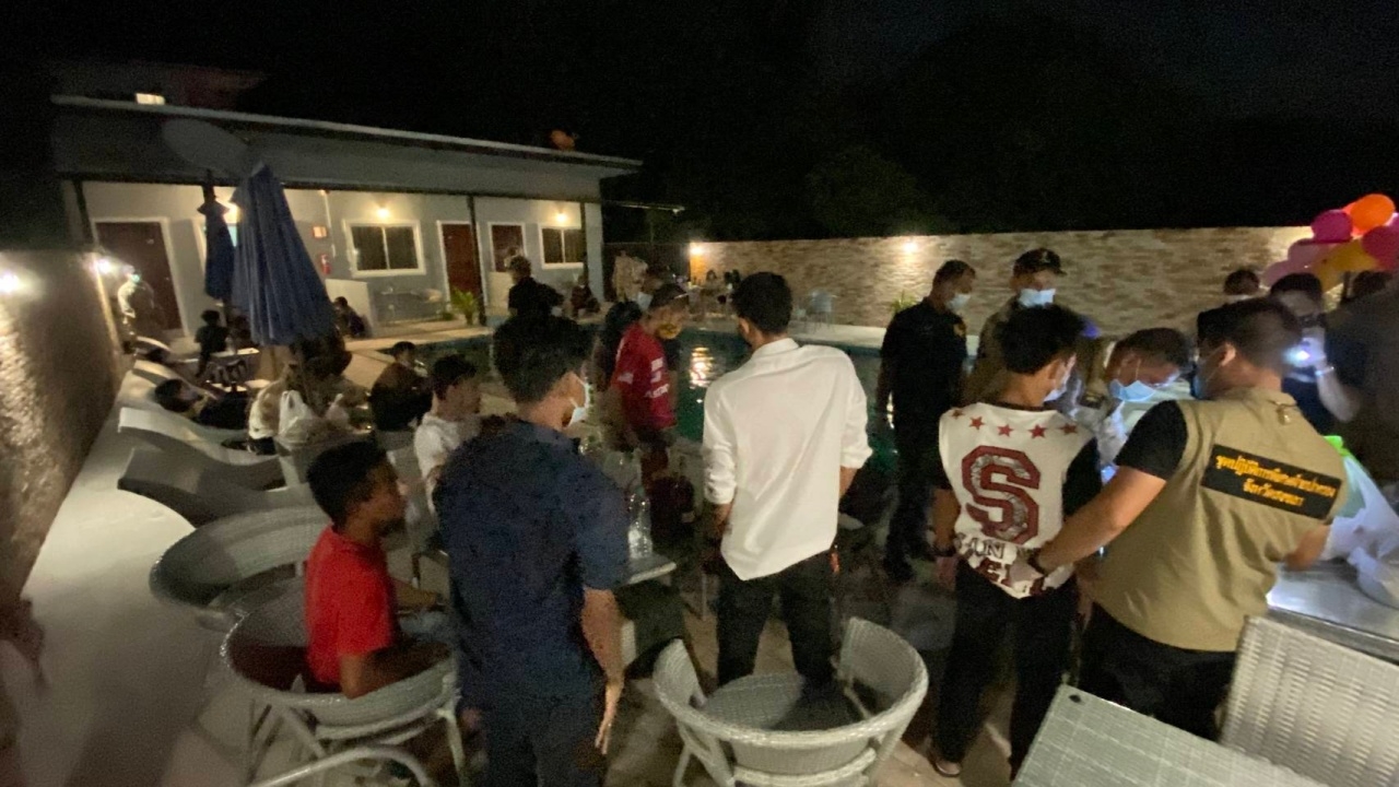 ระทึกผลตรวจโควิด แก๊งปาร์ตี้ริมสระ ในพูลวิลล่าสงขลา เจอติดเชื้อ 5 คน