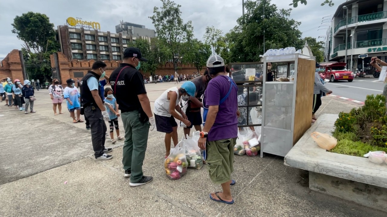 เทศบาลนครเชียงใหม่ ย้ายจุดแจกอาหาร คนเดือดร้อนจากพิษโควิด ไปสนามกีฬาฯ