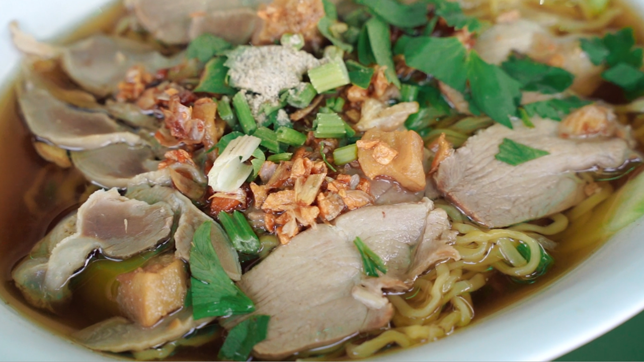 เมนูเด็ดเป็ดนัมเบอร์ 1 แห่งท่าวุ้ง "ก๋วยเตี๋ยวเป็ดผู้ใหญ่ประชุม" 