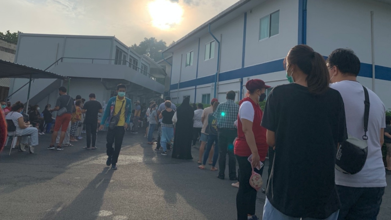 คนปากช่องจอดรถนอนรอ จองวัคซีนโมเดอร์นา หมดในเวลาอันรวดเร็ว