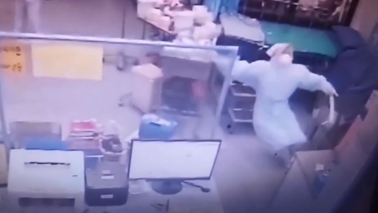 สู้จนสุดใจ พยาบาลปัตตานีทรุดคาห้องฉุกเฉิน ยอดโควิดพุ่ง ตายเพิ่ม 5 (คลิป)