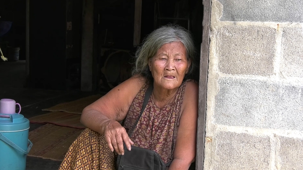 สลด ยายตาบอดติดเตียง นอนเฝ้าตาวัย 75 ถูกไฟช็อตดับคาบ้าน โดยไม่รู้