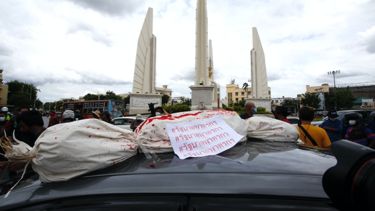 ตร.ยึดหุ่นฟางเตรียมเผาหน้าทำเนียบ ย้ำม็อบ 18 กรกฎา ชุมนุมผิดกฎหมาย