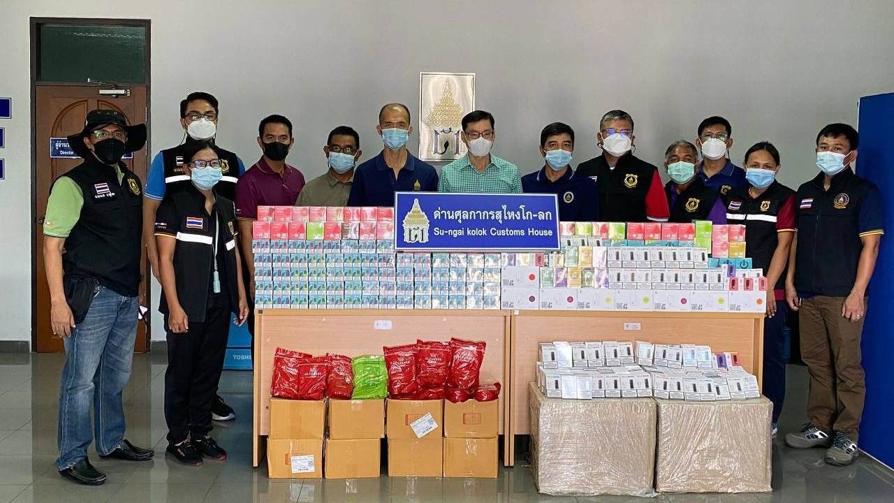 ด่านโก-ลก จับยาสูบบารากู่ และน้ำยาบุหรี่ไฟฟ้านับล้าน คาบริษัทขนส่งดัง