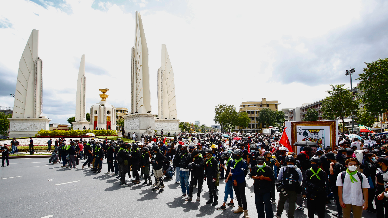 ม็อบ 18 กรกฎา เคลื่อนเท้า-ล้อหมุนแล้ว ย้ำ “ไม่ใช่ทางเลือก แต่คือทางรอด” (คลิป)