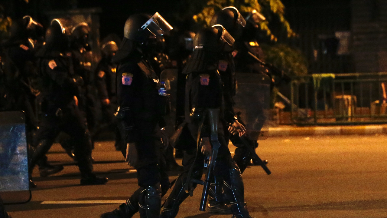 พลุไฟดังหลายครั้ง เจ้าหน้าที่ผลักดันผู้ชุมนุมที่เหลือ สถานการณ์ปกติแล้ว