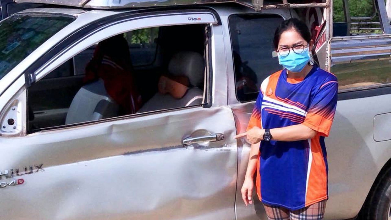 ช้างป่าละอูพุ่งจากข้างทาง ชนกระบะคนงานรถบุบไร้เจ็บ ยันไม่ใช่ช้างขาประจำ