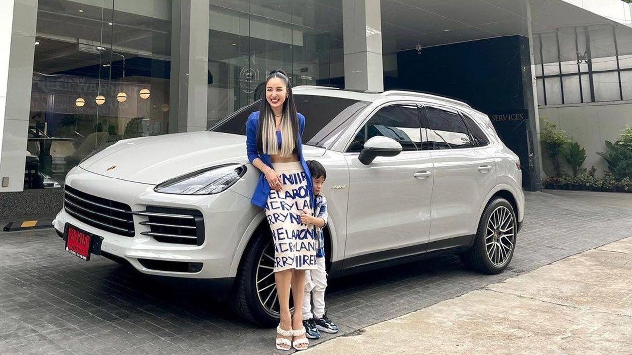 แพท ณปภา ถอยรถหรูป้ายแดงฉลองวันเกิดอายุ 35 ปี ชาวเน็ตโฟกัสเลขทะเบียน