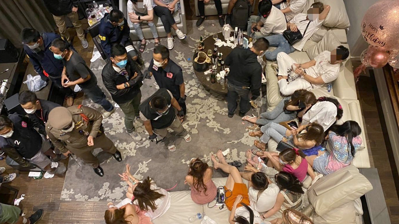 ทลายแก๊งปาร์ตี้วันเกิด ดื่มมั่วสุมเสพยาที่โรงแรมหรู ไม่สนโควิดระบาด