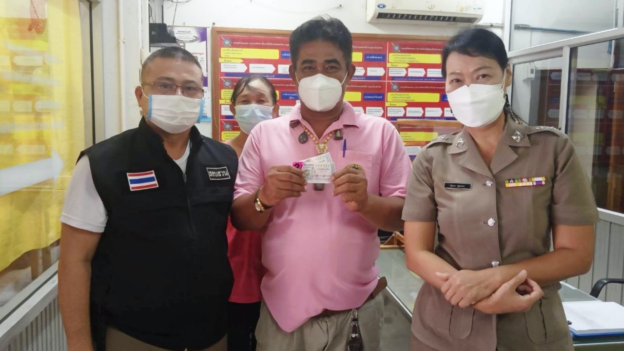 ผู้ใหญ่บ้านสุโขทัยซื้อสลากฯ เลขท้าย 52 มา 2 ใบ บันดาลโชคถูกหวย 12 ล้าน