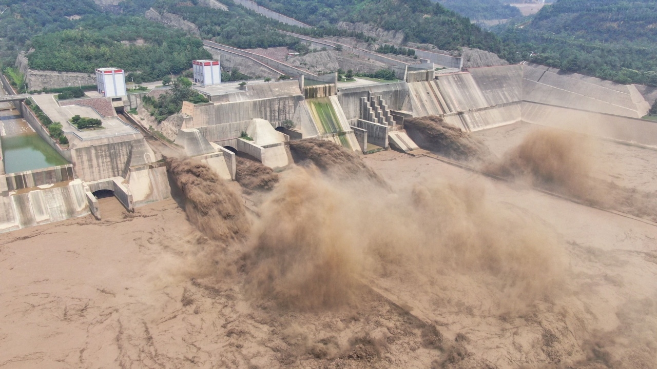 ต้านแรงน้ำไม่ไหว กองทัพจีนเตือนเขื่อนอาจพังถล่ม