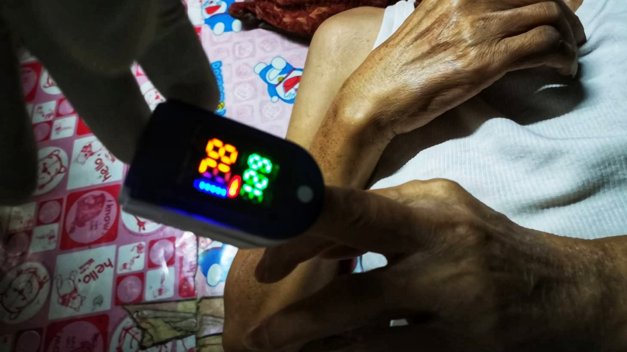 หดหู่ ยายวัย 90 ปี อยู่กับลูกสาวป่วยโควิด-19 ค่าออกซิเจนลด รอความช่วยเหลือ