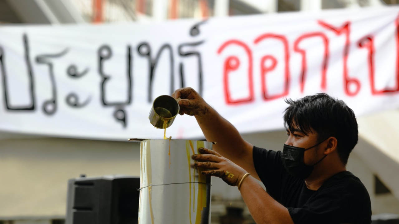 จับตา ชุมนุม 2 กลุ่ม เคลื่อนไปหาพรรคภูมิใจไทย และทำกิจกรรมหล่อเทียน