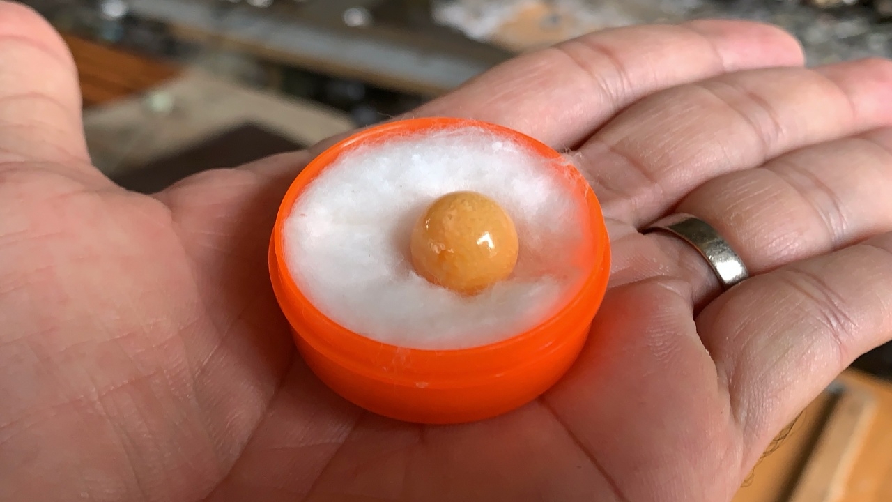 ชาวประมงบางสะพาน เจอวัตถุสีส้มในเนื้อหอยสังข์ มั่นใจใช่มุกเมโล (คลิป)