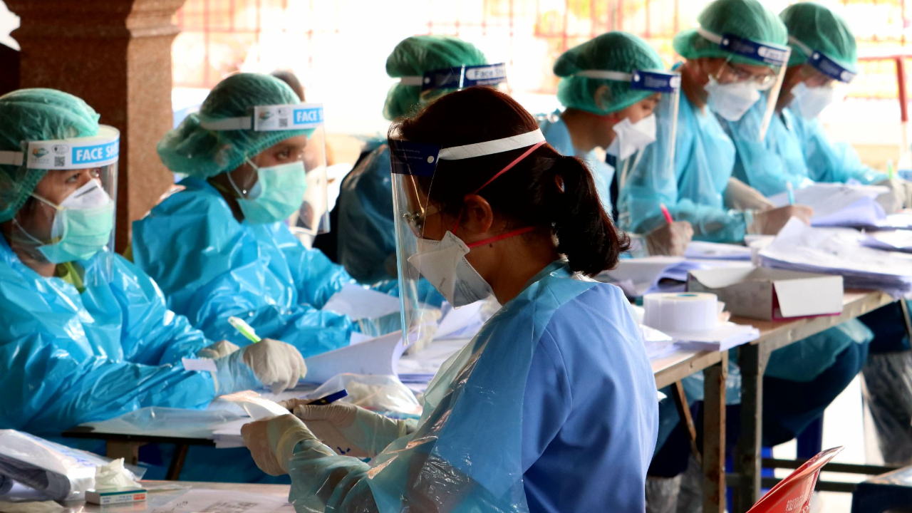 ส่ง 13 ทีมแพทย์ชนบท เติมจุดคอขวดใน กทม. ตั้งเป้าตรวจเชื้อ 10,000 คนต่อวัน