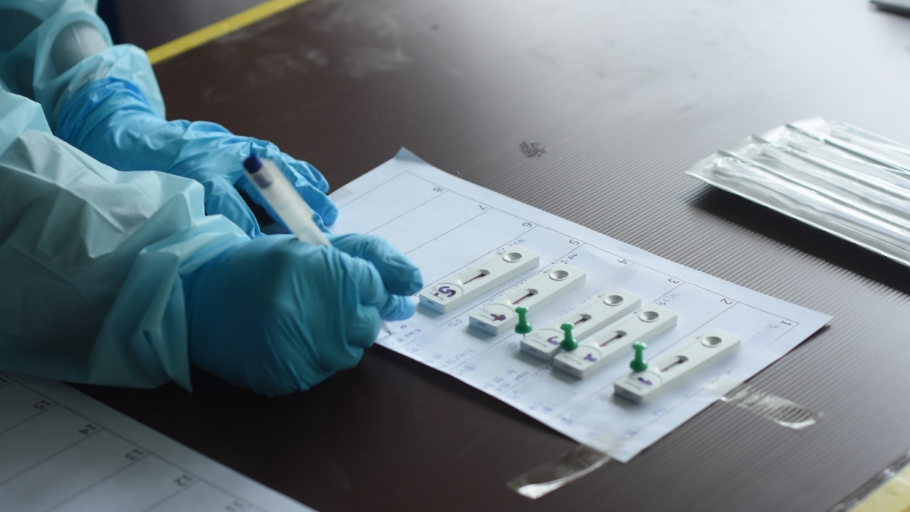 ทีมแพทย์ชนบท ลุยใช้ Rapid Antigen Test คัดกรองผู้ป่วยโควิดชุมชน ใน กทม.