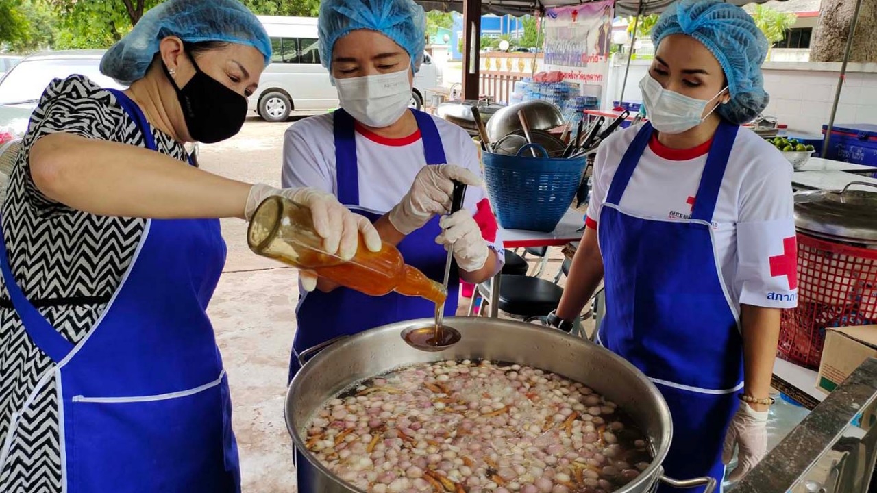 เหล่ากาชาดมุกดาหาร ต้มน้ำสมุนไพรให้คนไข้โควิดใน รพ.สนาม ดื่มแก้เจ็บคอ