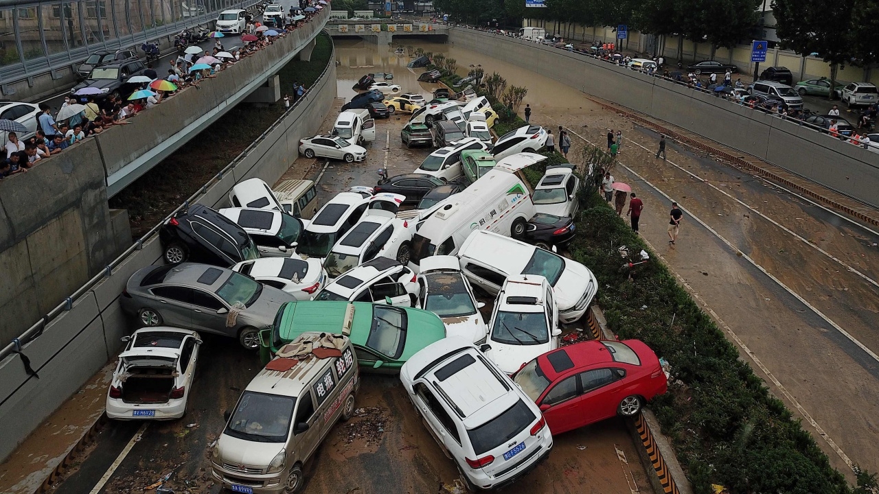 ซากรถกองพะเนินในเหอหนานหลังน้ำลด ยอดตายพุ่ง 33 ศพ (คลิป)