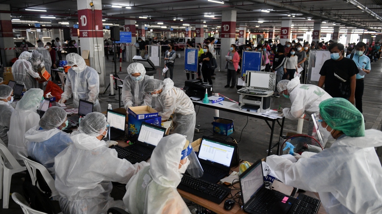 สื่อนอกชี้ไทยกำลังสู้โควิด ติดเชื้อพุ่ง ชาติเดียวในอาเซียนไม่ร่วมโคแวกซ์