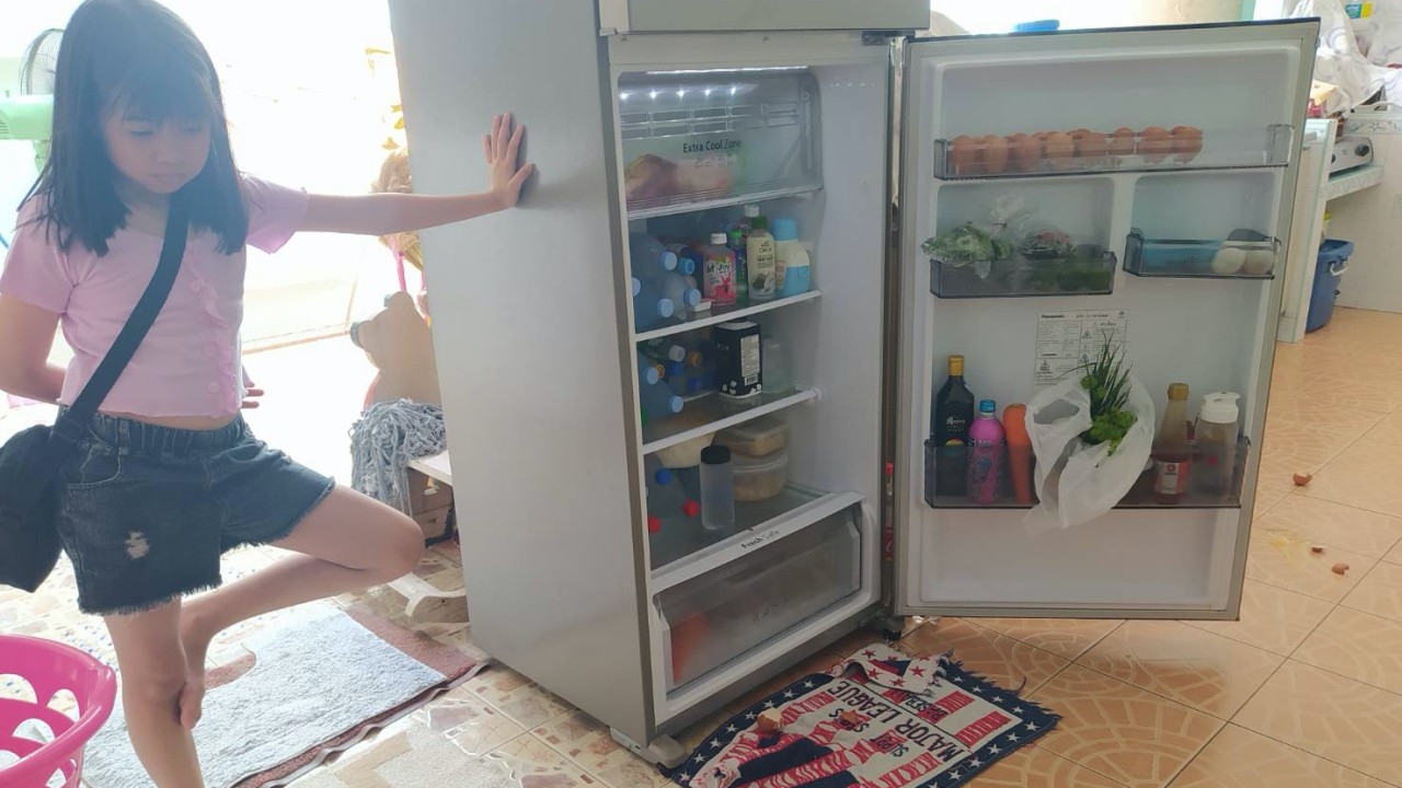 ของกินในตู้เย็นหายบ่อย ที่แท้ฝีมือลิงแสมหัวขโมย เจ้าของบ้านยอมสู้ไม่ไหว