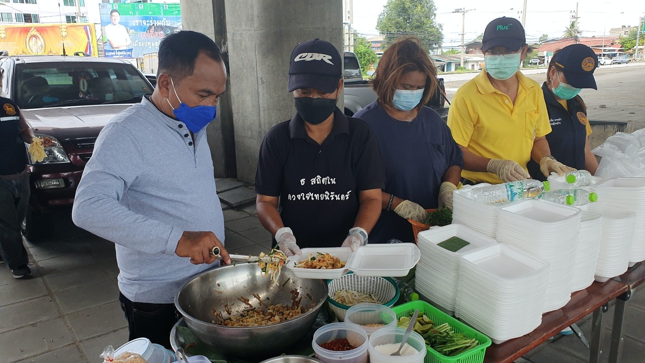 คนปทุมธานีมีน้ำใจ ตั้งกระทะทำผัดไทย 700 กล่องแจกร่วมฝ่าวิกฤติโควิดด้วยกัน