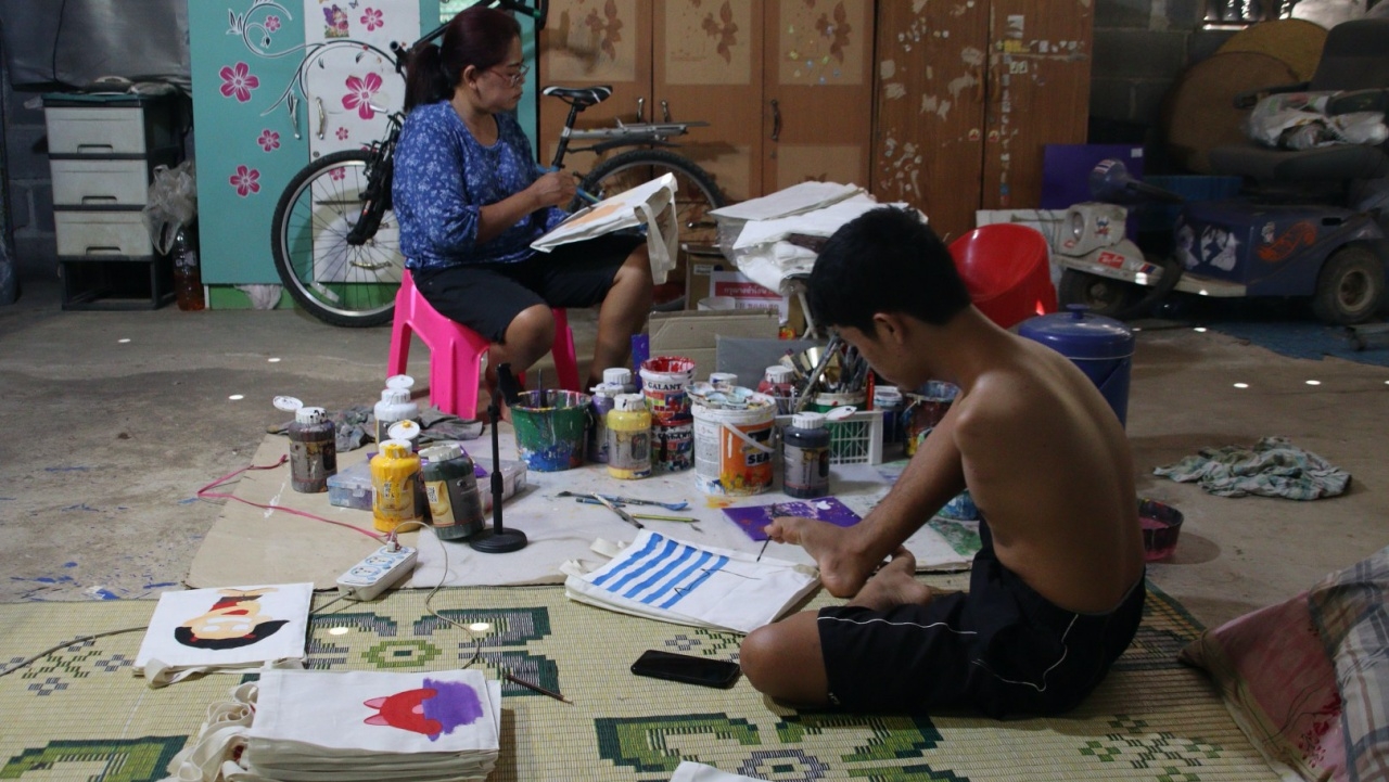 น้องทาม หนุ่มน้อยไร้แขนยอดกตัญญู ใช้เท้าวาดภาพขาย หาเงินช่วยแม่ 