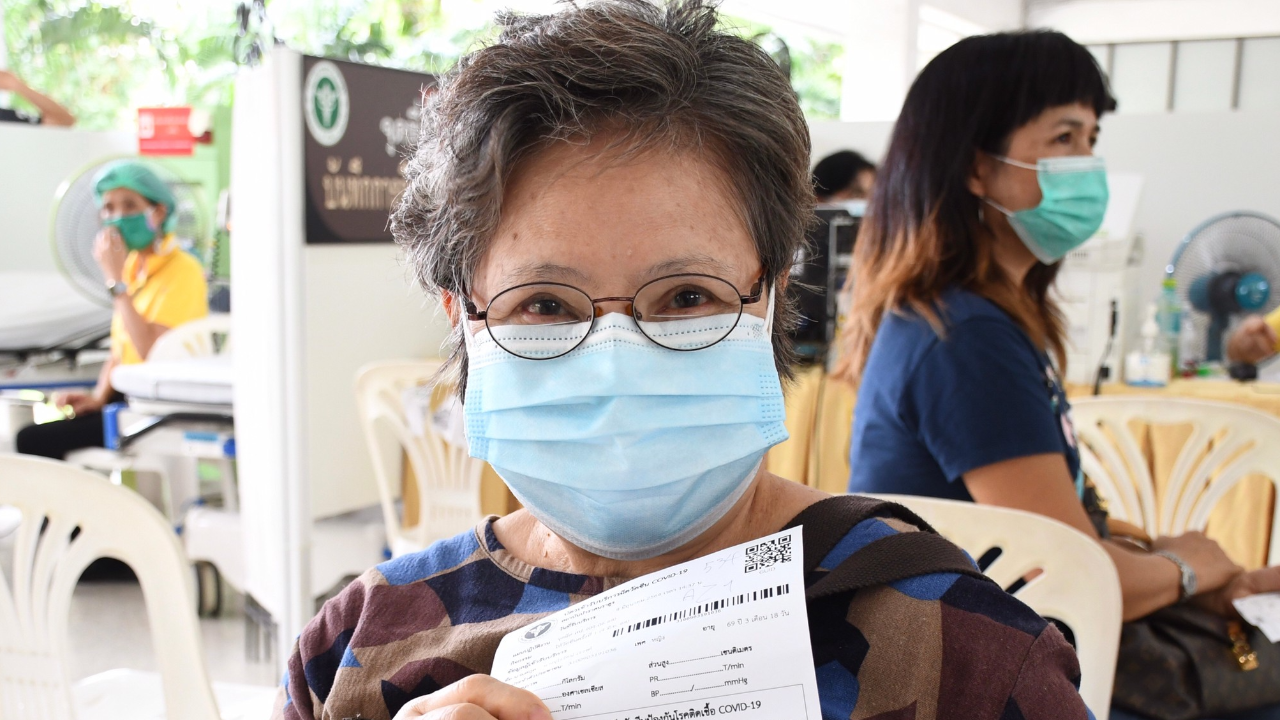 สธ.ประเดิม ฉีดวัคซีน "แอสตราเซเนกา" หญิง 69 ปี ลอตผลิตในไทยเข็มแรก