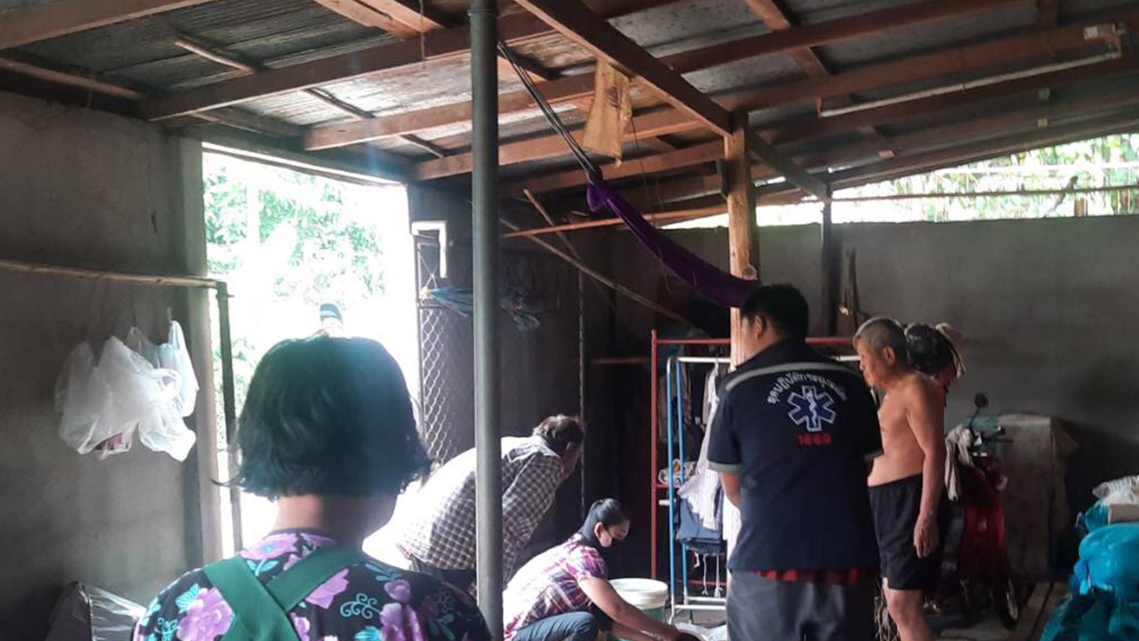 หนุ่มหลอนยาเมียหนี ระแวงป้ายุให้เลิก คว้ามีดแทงดับขณะนั่งซักผ้า