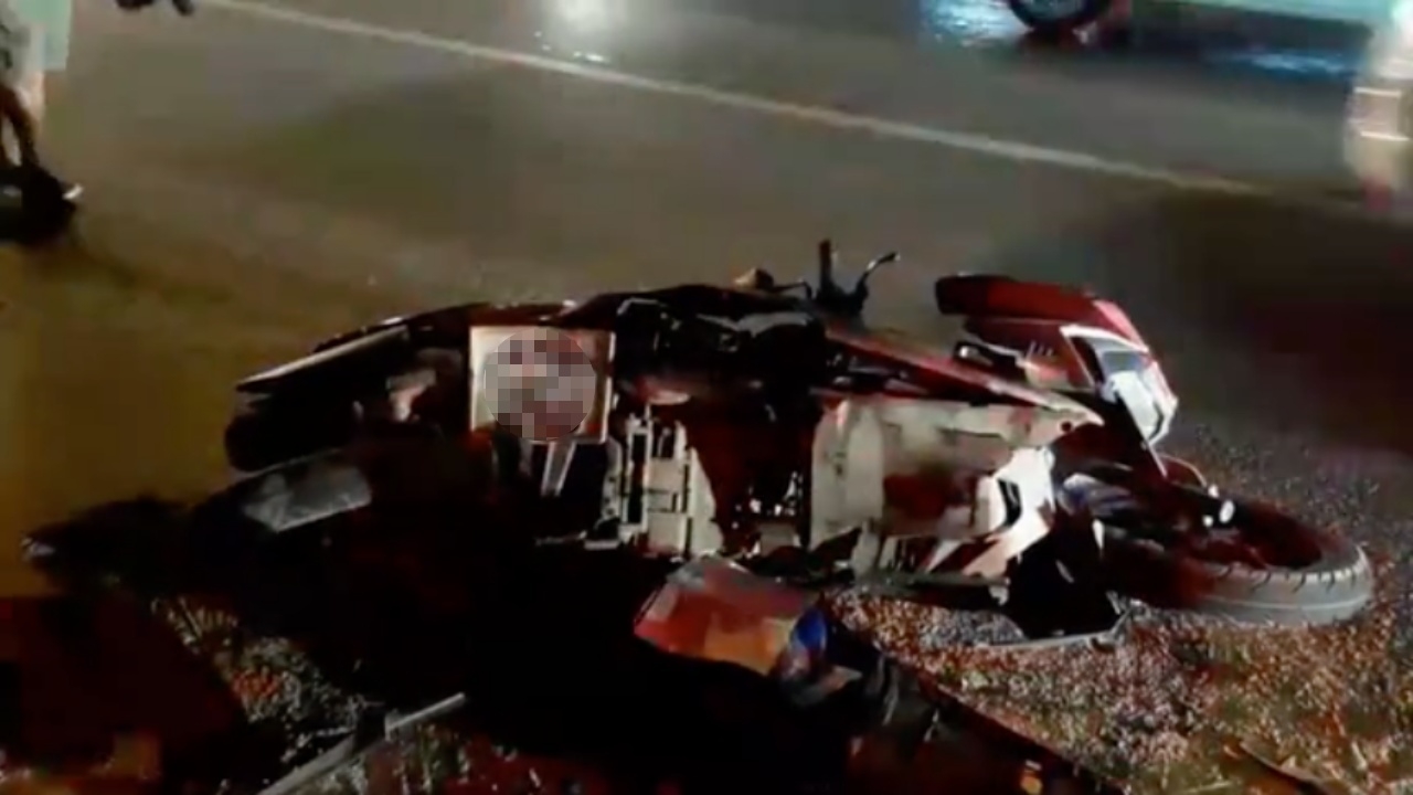 หนุ่มขี่ จยย.ซื้อกับข้าว โดนรถเสยท้าย กระเด็นถูกกระบะชนซ้ำดับสลด