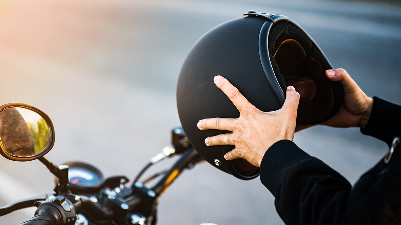 คันศีรษะ มาจากหมวกกันน็อกหรือเปล่า? 5 ขั้นตอนง่ายๆ ทำความสะอาดหมวกกันน็อก