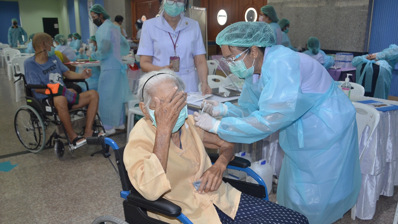 เมืองคอนฉีดวัคซีนวันแรก ปชช.มาตามนัด เอ็นดูยาย 86 ปีกลัวเข็มเอามือปิดหน้า