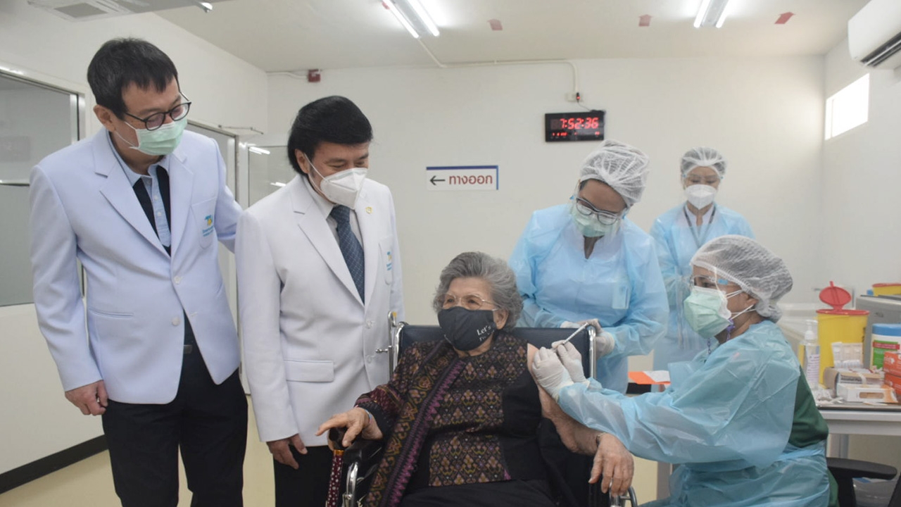 คุณครู 5 แผ่นดิน ประเดิมฉีดวัคซีนแอสตราเซเนกา เข็มแรกที่ รพ.ธนบุรี