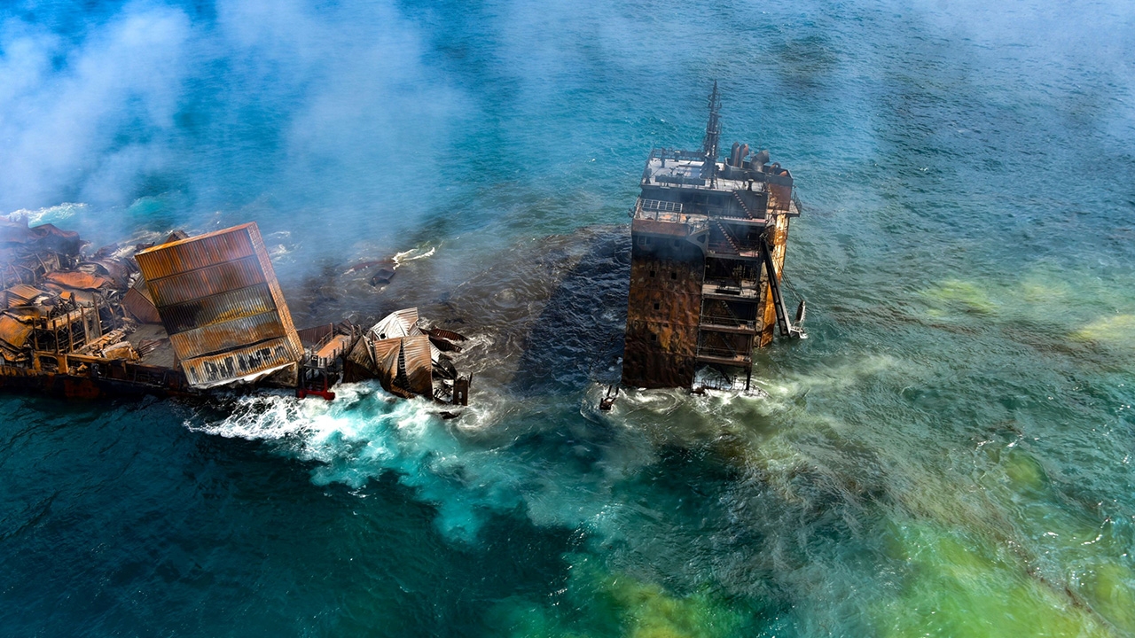 ศรีลังกาเผชิญวิกฤติสิ่งแวดล้อมสุดเลวร้าย เรือสินค้าไฟไหม้จมทะเล