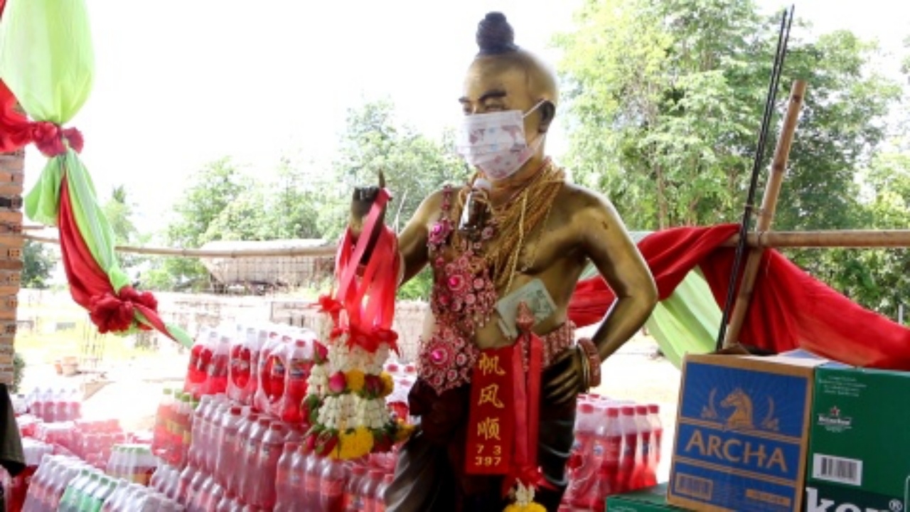 ขอโชค "เทพกุมารปิ่นเพชร" คอหวยตาลุกวาวเห็น "เลขเด็ด" อ่างน้ำมนต์