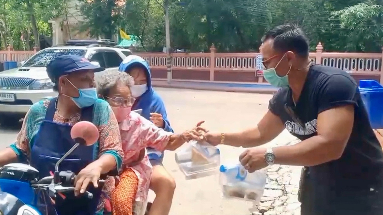 อาสากู้ภัยบางคล้าปันสุข นำข้าวกล่อง 2,500 ชุด มอบแก่บุคลากรการแพทย์ ที่ รพ.สนาม