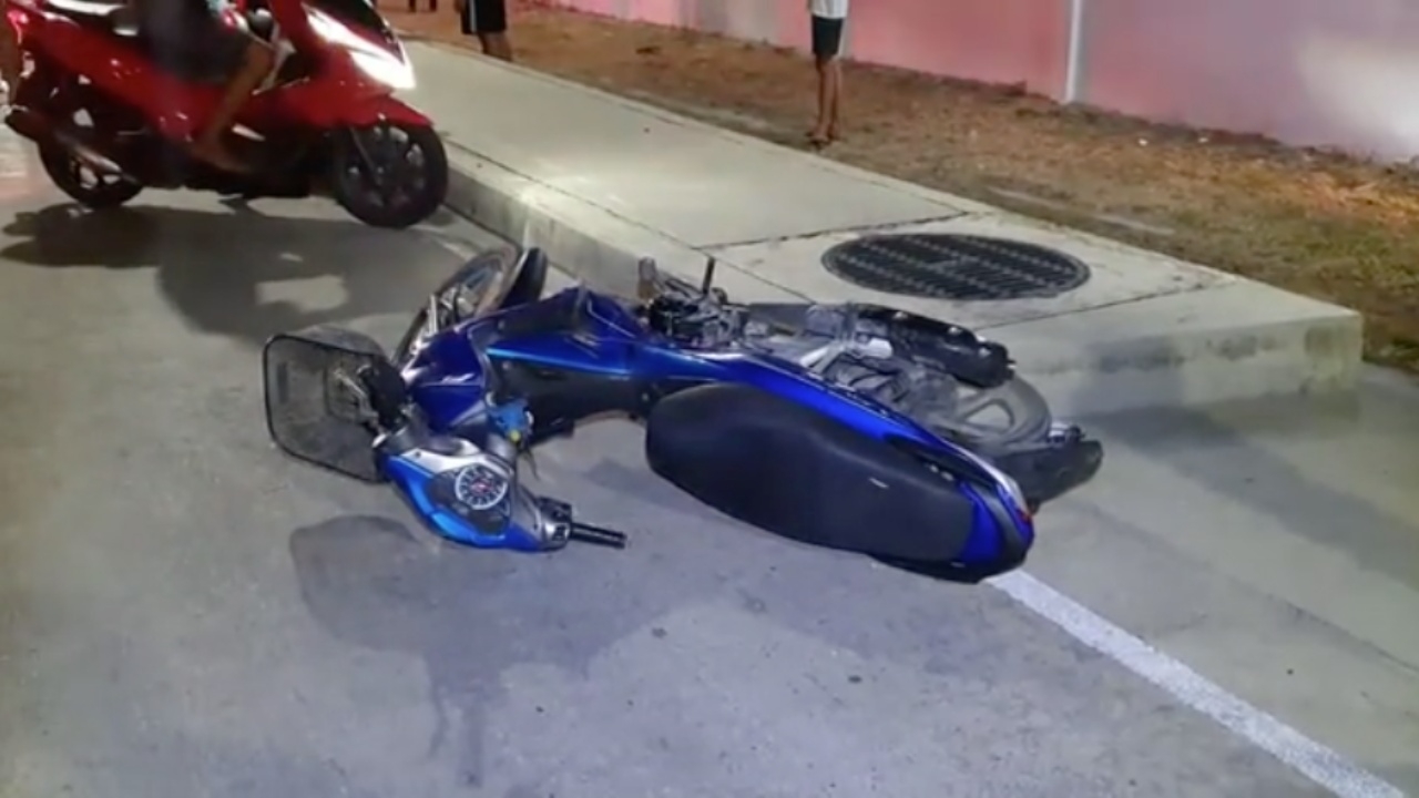 หนุ่มนิรนามซิ่ง จยย.หนีตำรวจ แหกโค้งหน้าฟาดเสาไฟฟ้าดับ