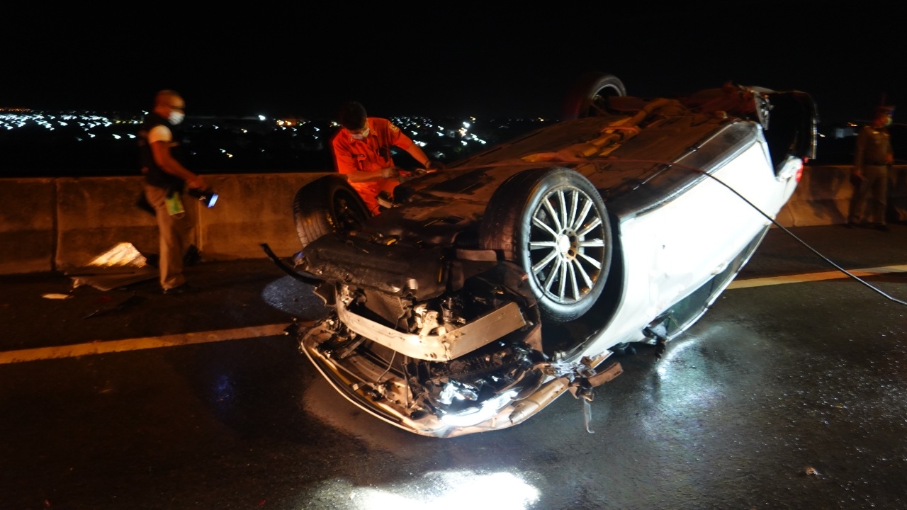 เบนซ์ลื่นน้ำฝนชนแบริเออร์ทางด่วนบูรพาวิถีตาย ดับสลด 1 ศพ เจ็บ 1 ราย