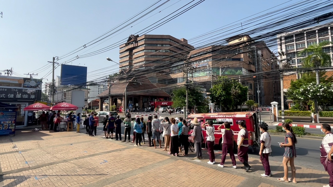 กลุ่มคนใจดีระดมทุน แจกข้าวกล่องคนตกงานเดือดร้อนพิษโควิด คิวรับยาวเหยียด