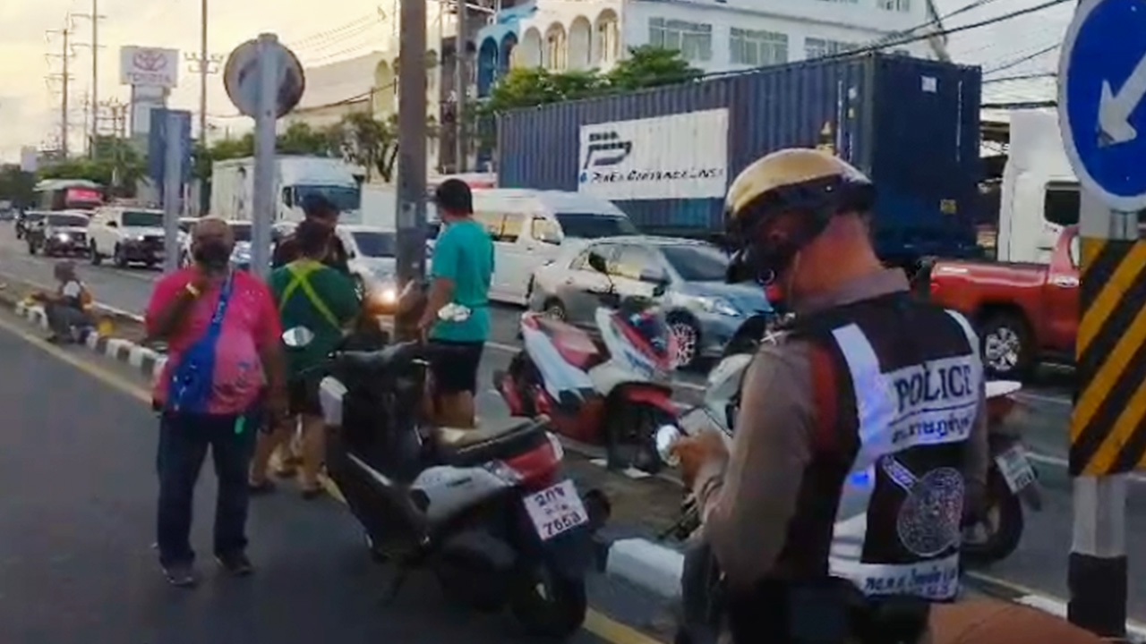 สลด "หลวงพ่อ" เดินบิณฑบาต ถูกเก๋งซิ่งชนดับคาที่ ก่อนรีบขับหลบหนี